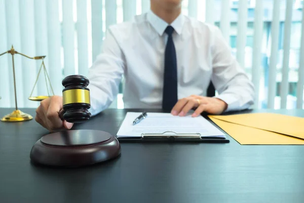 Avvocati Avvocati Forniscono Consulenza Legale Clienti Materia Diritto Commerciale Legge — Foto Stock