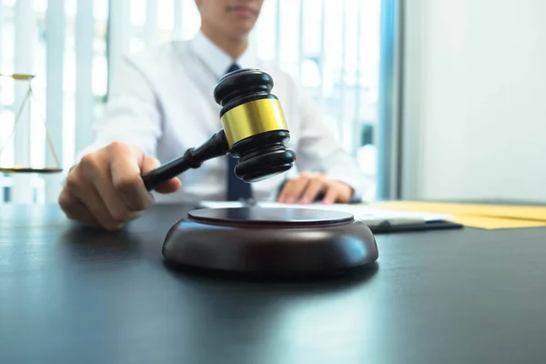 Avvocati Avvocati Forniscono Consulenza Legale Clienti Materia Diritto Commerciale Legge — Foto Stock