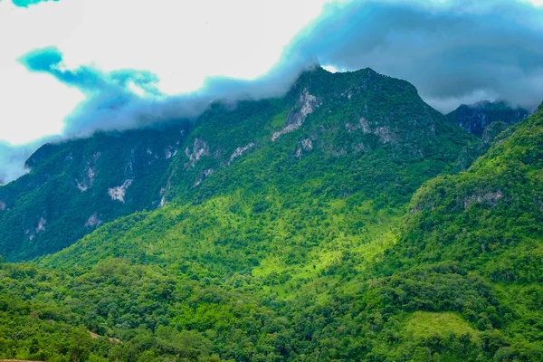 Montañas Con Árboles Verdes Picos Cubiertos Nubes — Foto de Stock
