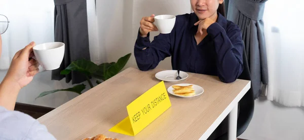 Sitter Och Äter Kaffe Och Snacks Som Håller Avstånd — Stockfoto