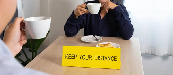 Sentarse Comer Café Aperitivos Que Mantienen Una Distancia — Foto de Stock