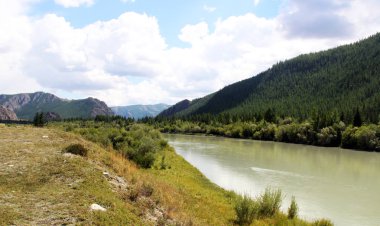Altay Kray, arka planda dağların doğal nehir