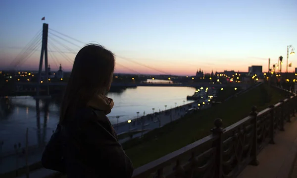 Mujer Joven Observando Puesta Sol Sobre Río Ciudad Puente Fondo — Foto de Stock