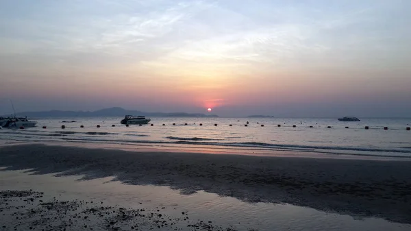 Renkli günbatımı denize. Sandy beach. Tayland. Phuket