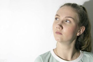 Beyaz arka plan üzerinde uzak izole mükemmel deri görünümlü bir genç çekici yarı çıplak kadın güzellik portresi