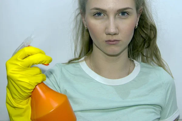 年轻女子期待戴黄色手套与喷雾洗涤剂 春季大扫除 作业的概念 蓝色背景 — 图库照片