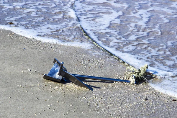 砂の上に結ばれたロープで金属アンカー — ストック写真