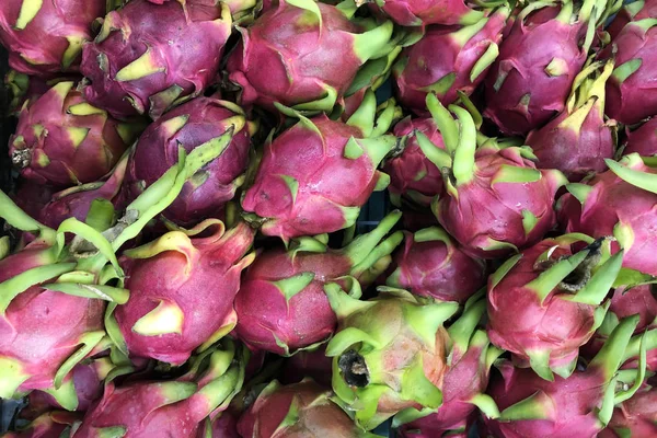 taze çiğ dragon meyve öbek üzerinde. pitahaya kırmızı çok çok Dragon meyve içinde belgili tanımlık çarşı Tayland
