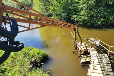 Büyük bir teknede nehir kıyısında su pompası. Havadan görünüm