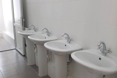 Banyoda ayna önünde 4 el lavabolar