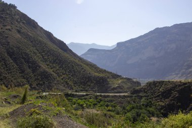 zirveleri, Rus, Dağıstan fon karşı mesafede vadide dağ gölü