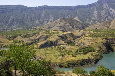zirveleri, Rus, Dağıstan fon karşı mesafede vadide dağ gölü