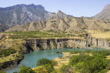 zirveleri, Rus, Dağıstan fon karşı mesafede vadide dağ gölü