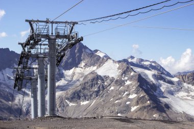 dağ römork füniküler gri karla kaplı zirveleri ve bir dağ vadisiarka iner?, Rus, Elbrus