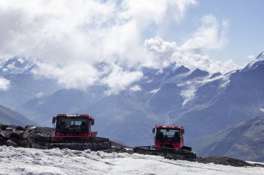 Karlı dağlar arka plan üzerinde kayak pistinde iki parça
