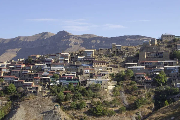 Dağıstan dağlarının vadisinde yerleşim. Dağlarda Dağıstan. Arabayla Dağıstan çevresindeki Dagestan.Travel Dağları.