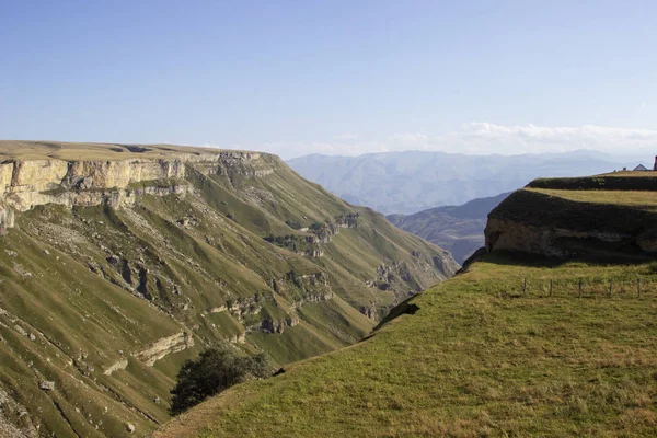 Dağ nehri su manzarası. Bir dağ geçidinde vahşi turkuaz nehir. Kanyonun üstünden nehir manzarası, Kafkas dağları, Dağıstan, Rusya.