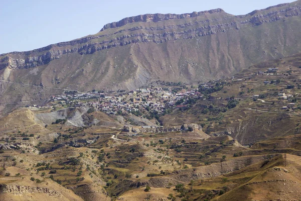 zirveleri, Rus, Dağıstan fon karşı mesafede vadide dağ gölü