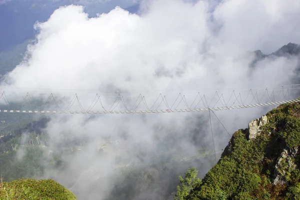 Berg groen bereik in wolken landschap — Stockfoto