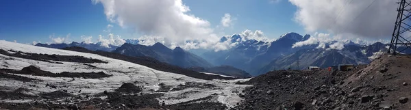 Gyönyörű kilátás nyílik a hegyekre az Elbrus területen. Hegyi cseget. Panoráma — Stock Fotó