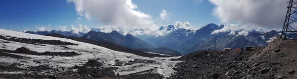 Hermosa vista de las montañas en la zona de Elbrus. Mountain Cheget. Panorama — Foto de Stock