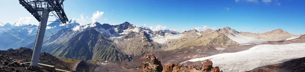Hermosa vista de las montañas en la zona de Elbrus. Mountain Cheget. Panorama — Foto de Stock