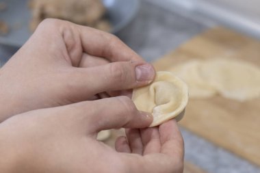 Etli hamur tatlısı hazırlığı adım adım yapılıyor.