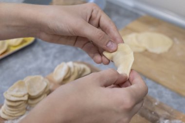 Etli hamur tatlısı hazırlığı adım adım yapılıyor.