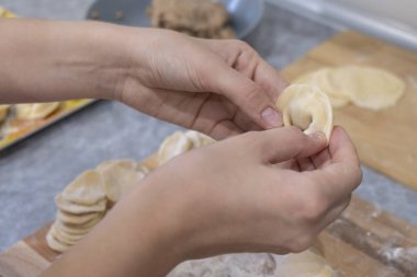 Etli hamur tatlısı hazırlığı adım adım yapılıyor.