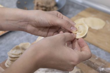 Etli hamur tatlısı hazırlığı adım adım yapılıyor.