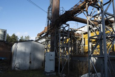 Büyük termik santralin iç yapısı. Endüstriyel boru ve tepeden tırnağa birçok kablo.