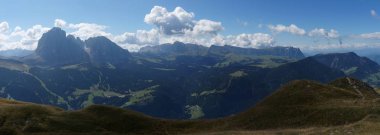 Gardena Vadisi 'nde harika bir yaz günü Sassolungo' dan Siusi Alpleri 'ne kadar vadiye güzel bir panoramik manzara var.
