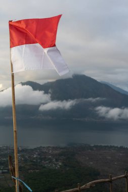 Batur Dağı 'ndaki dramatik bulutlu gün doğumu Kuzey Bali Endonezya' daki agung dağını gösteriyor