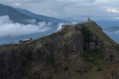 Batur Dağı 'ndaki dramatik bulutlu gün doğumu Kuzey Bali Endonezya' daki agung dağını gösteriyor