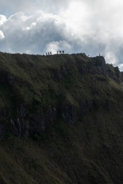 Kuzey Bali Endonezya 'daki Batur volkan dağının zirvesinde yürüyen bir halk.