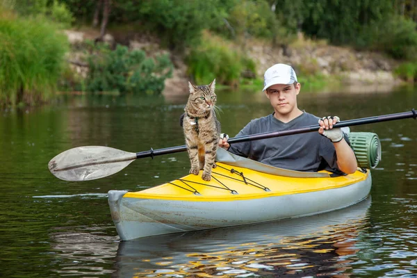 Gato Menino Estão Navegando Caiaque Amarelo — Fotografia de Stock