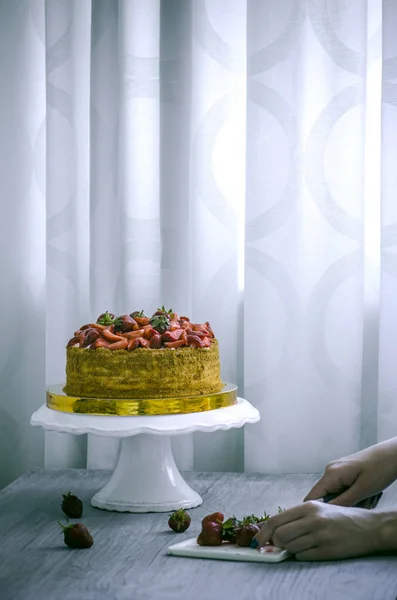 Egzotik meyveler: Tay mango, ananas ve bütün mango dilimlenmiş