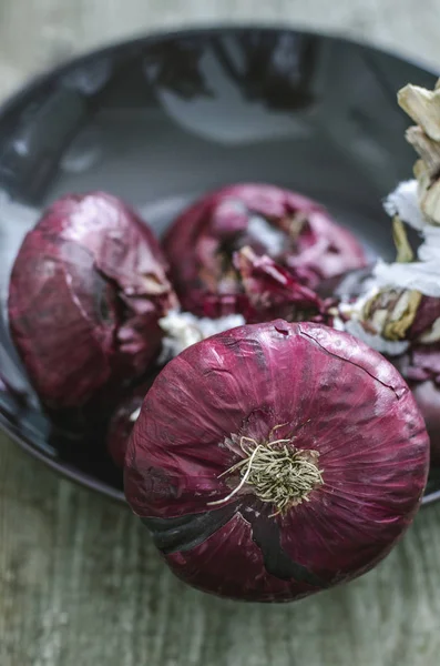 Egzotik meyveler: Tay mango, ananas ve bütün mango dilimlenmiş