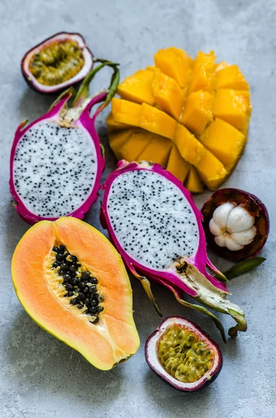 Egzotik meyveler: Tay mango, ananas ve bütün mango dilimlenmiş