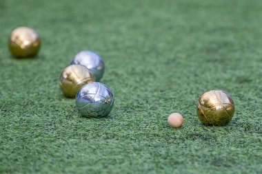 Çimenlerdeki bir oyunda petanque