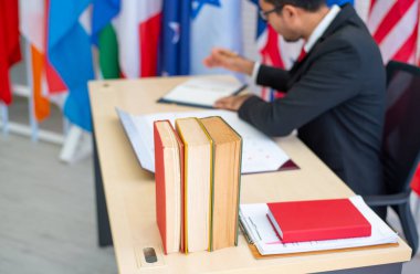 Uluslararası konferans sırasında üç kitap iş adamı ya da politikacının masasına konuldu.