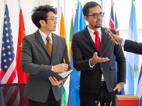 Der Journalist Interviewt Geschäftsleute Oder Politiker Auf Der Internationalen Konferenz — Stockfoto