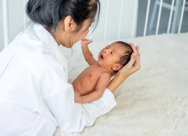 Asian Mother Hold Her Little Newborn Baby Bed Talk Each — Stock Photo, Image