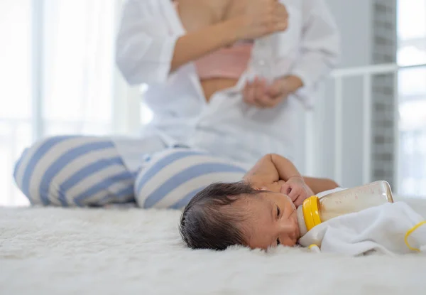 Camicia Bianca Madre Usa Pompa Del Latte Materno Ottenere Latte — Foto Stock