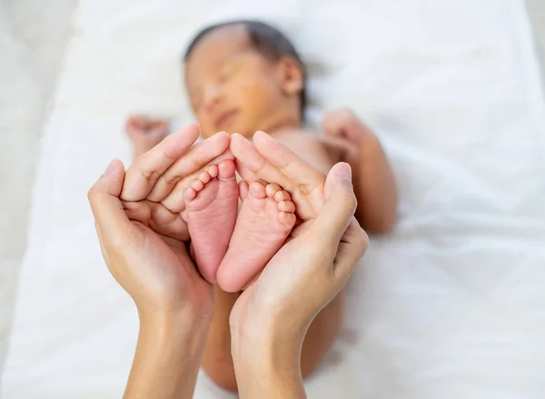 Moeder Handen Houden Weinig Pasgeboren Baby Voeten Met Liefde Emotie — Stockfoto