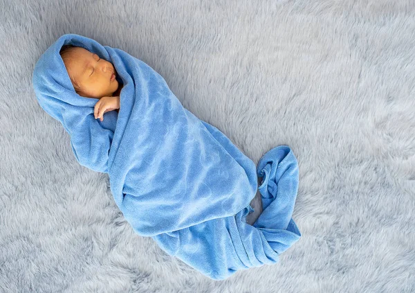 Petit Nouveau Est Enveloppé Avec Une Serviette Bleue Bébé Dort — Photo