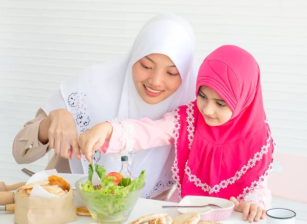 Mãe Muçulmana Aponta Para Salada Legumes Enquanto Menina Com Hijab — Fotografia de Stock