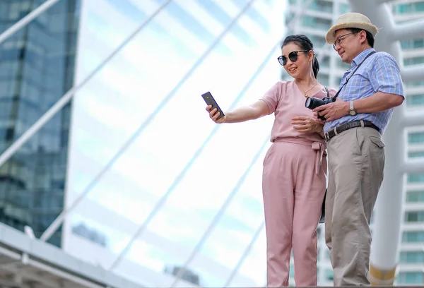 Casal Asiático Velho Homem Mulher Turista Estão Agindo Captura Fotos — Fotografia de Stock