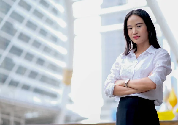 亚洲美女商务女孩白衬衫扮演自信 站在大城市高楼在一天的时间 — 图库照片