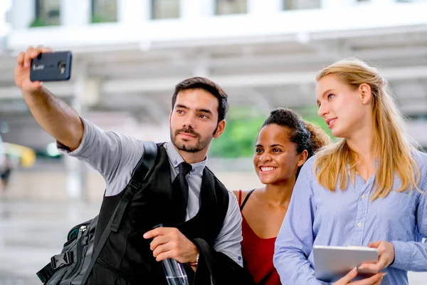 Homem Negócios Branco Usar Telefone Celular Para Selfie Com Mestiço — Fotografia de Stock